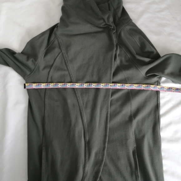 Lululemon Rulu Rally Wrap in Grey Sage 2 - Picture 15 of 16